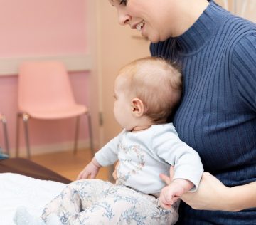 Saadan hjaelper osteopati med forstoppelse hos dit spaedbarn